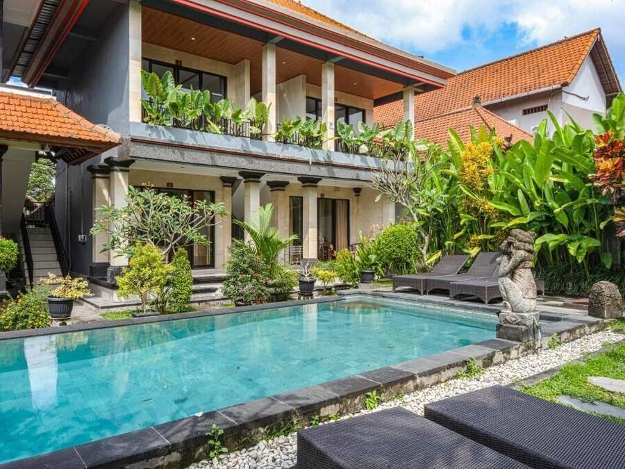 Una piscina al aire libre