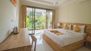 A hotel room with a wooden bed, a desk, and a chair. There is a view of greenery outside the window. - Darsa House Ubud (Ubud)