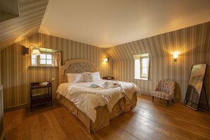 2 bedrooms, iron/ironing board, travel cot, free WiFi - sleeps 4 in 1 double bedroom and 1 twin room (Nethybridge)