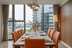 Appartement Royal, 3 chambres, balcon, vue ville | Literie hypoallergénique, minibar, bureau
