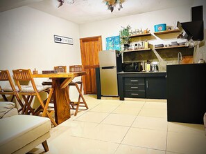 Frigorífico, microondas, placa de cocina y cafetera o tetera