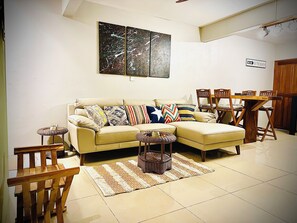 Smart TV, books, stereo