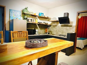 Frigorífico, microondas, placa de cocina y cafetera o tetera