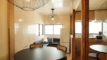 Basic Apartment, Non Smoking | In-room dining