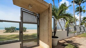 Un edificio moderno con un amplio ventanal y fachada de hormigón.