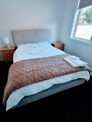 4 bedrooms, iron/ironing board, travel cot, free WiFi - Contemporary Coastal Retreat. A Perfect Place to Relax and Unwind. (Loch Sport)