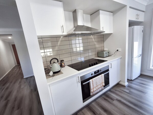 Een koelkast, een magnetron, een oven, een kookplaat