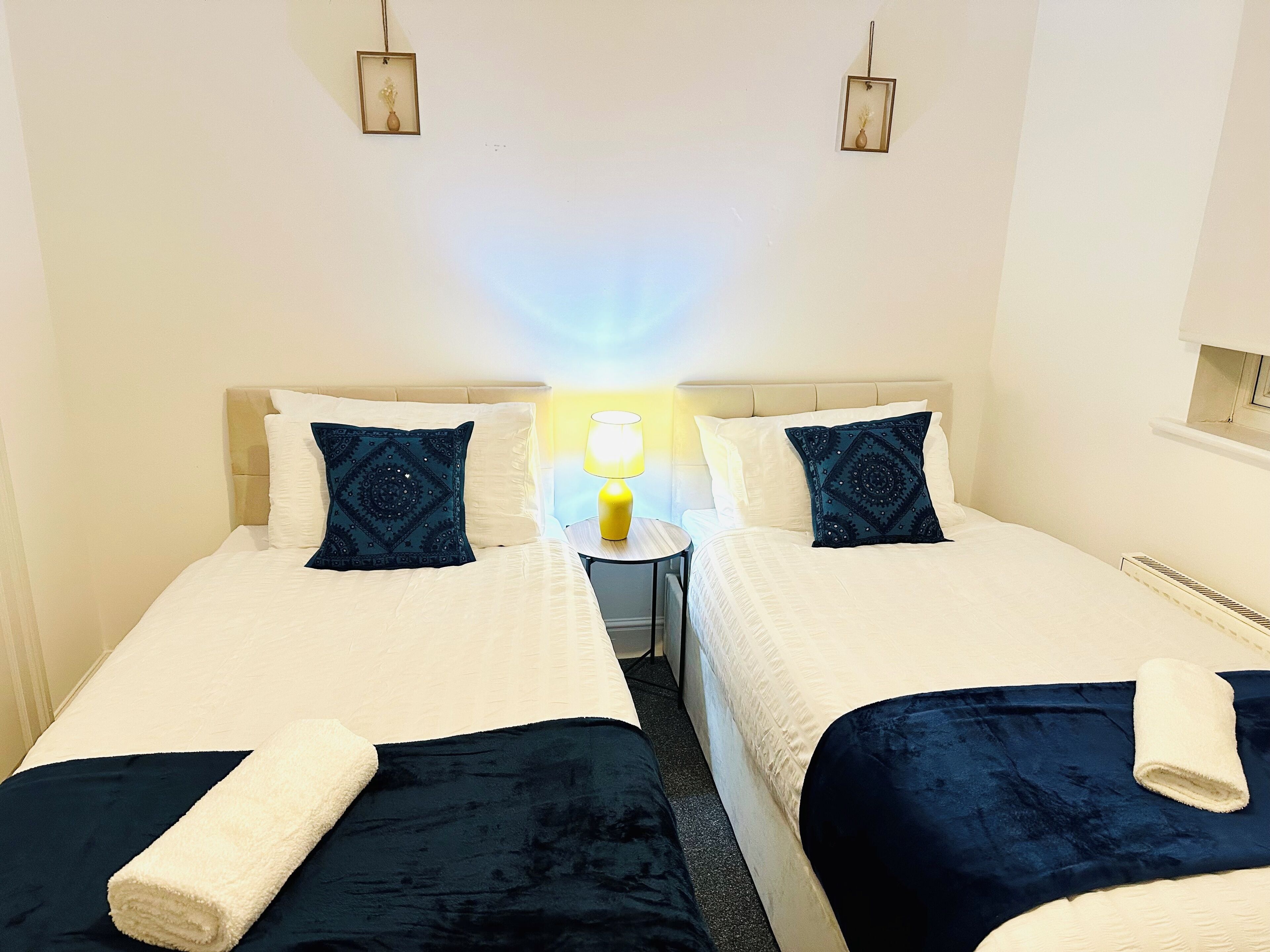 3 habitaciones, tabla de planchar con plancha, wifi y ropa de cama 