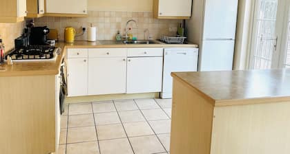 3BDR Detached Spacious House in Ashford-with free parking