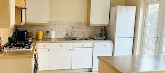 3BDR Detached Spacious House in Ashford-with free parking