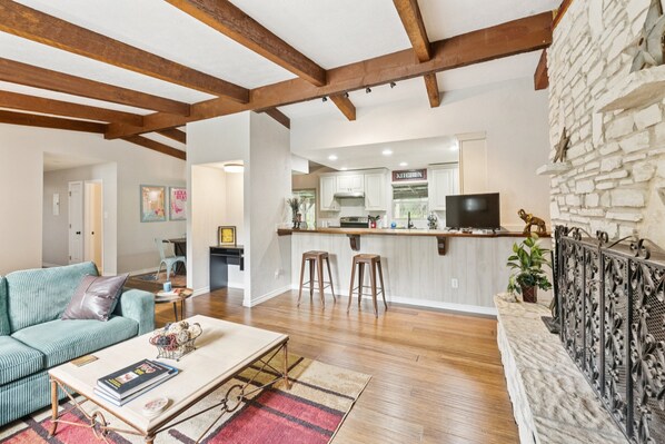 Smart TV, fireplace, books - NEW! Hill Country Getaway Near San Marcos River (San Marcos)