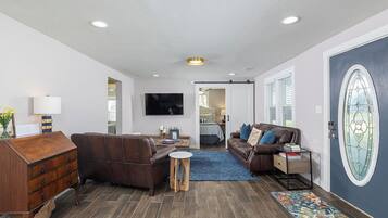 Een smart-tv en boeken