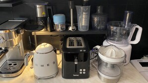 Kaffetrakter/tekoker, kjøleskap, mikrobølgeovn og ovn