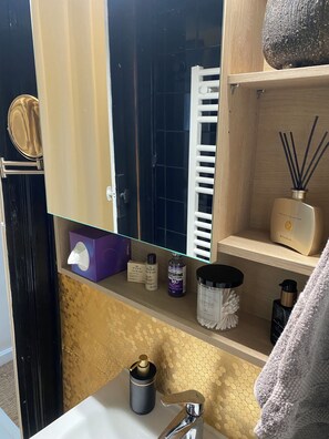 Hair dryer, towels, soap, shampoo - Charmeeeee (Paris)