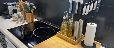 Réfrigérateur, four à micro-ondes, un four, surface de cuisson