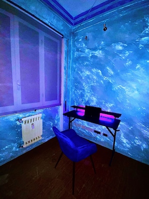 Deluxe Room, City View | Living area
