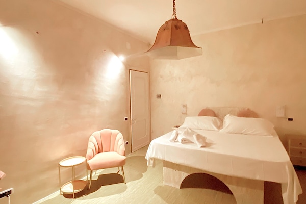 Quarto superior, vista para a cidade | Escrivaninha, espaço de trabalho para notebook