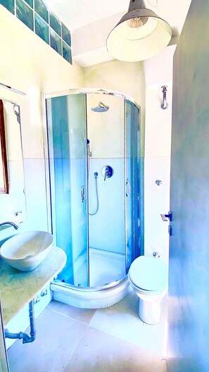 Deluxe Room, City View | Bathroom