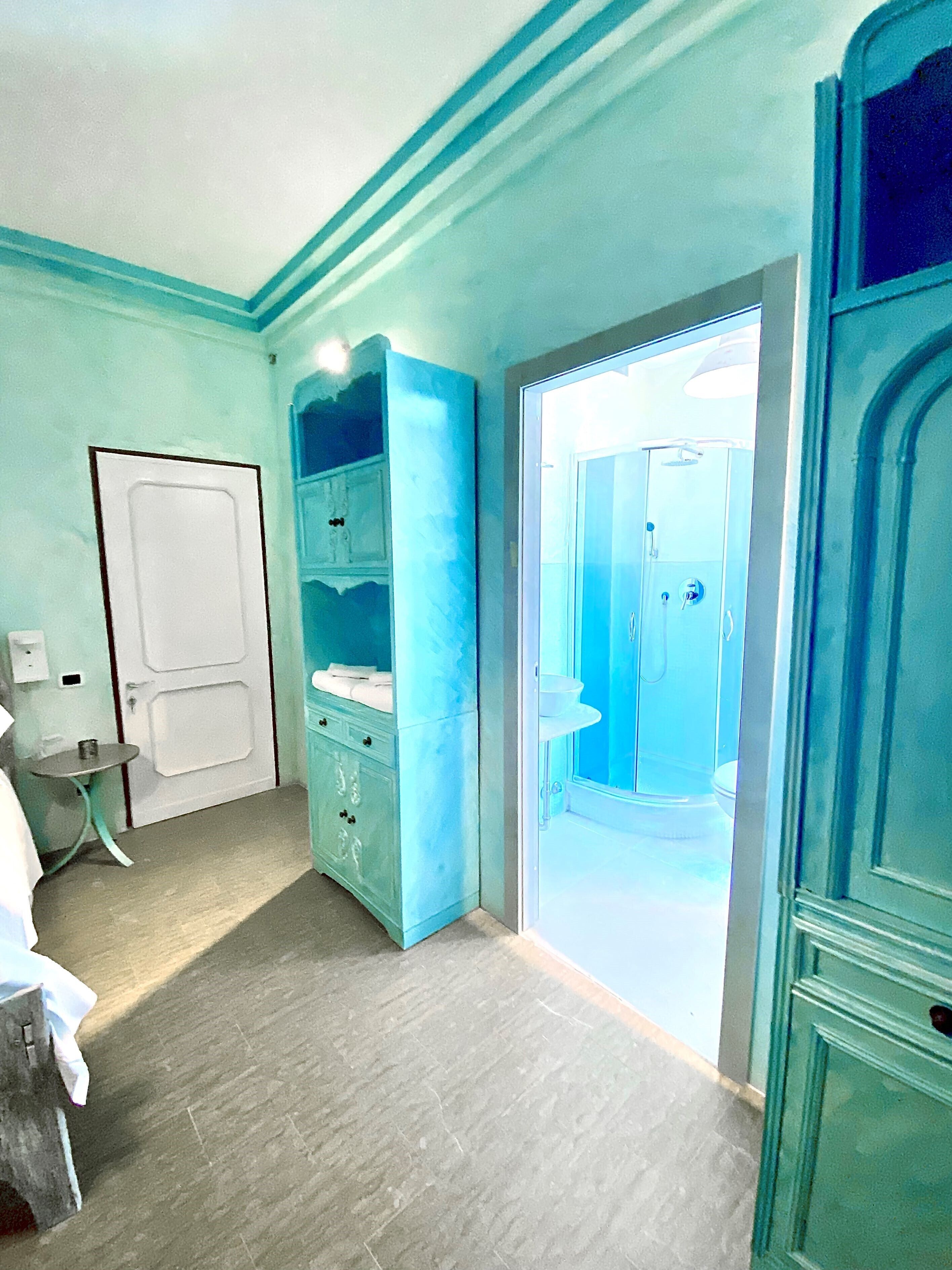 Rom – deluxe, byutsikt | Skrivebord, skrivebord for bærbar PC og ekstrasenger (mot et tillegg)