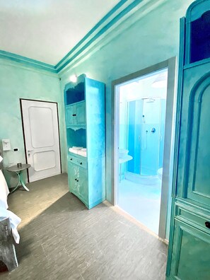 Deluxe kamer, uitzicht op de stad | Een bureau, een laptopwerkplek, extra bedden (toeslag), gratis wifi