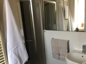 Dusche, Haartrockner, Bidet, Handtücher