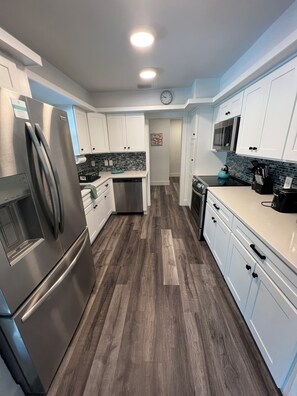 Micro-ondes, four, plaque de cuisson, lave-vaisselle