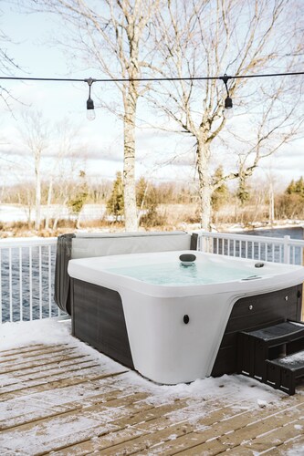 Burnt River Waterfront- Kayaks, Hot tub, WiFi