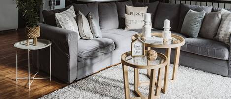 Una televisión, una chimenea