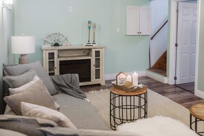 TV, fireplace - Burnt River Waterfront- Kayaks, Hot tub, WiFi (Kawartha Lakes)