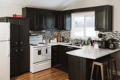 Burnt River Waterfront- Kayaks, Hot tub, WiFi