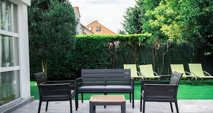 Luxury villa in Bussy, 12 minutes from Disneyland Paris - from 6 to 16 people