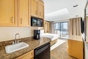 Microwave, stovetop, coffee/tea maker, toaster - Polo Towers Las Vegas (Las Vegas)