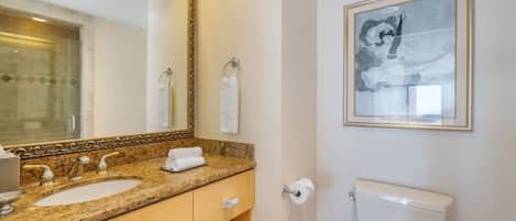 Studio Confort, balcon, au bord de la piscine | Salle de bain | Articles de toilette (gratuits), séchoir à cheveux, serviettes fournies