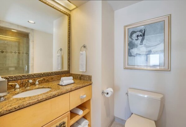Comfort-Studio, Balkon, Poolseite | Badezimmer | Kostenlose Toilettenartikel, Haartrockner, Handtücher, Seife