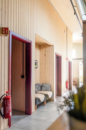 Hallway - The Fox Hostel (Hrífunesvegur)
