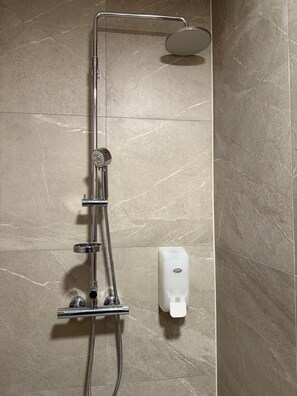 Shower, towels, soap, shampoo - The Fox Hostel (Hrífunesvegur)