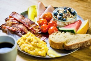 Daily buffet breakfast for a fee - The Fox Hostel (Hrífunesvegur)