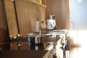 Microwave, cookware/dishes/utensils - The Fox Hostel (Hrífunesvegur)