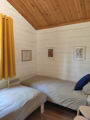 2 bedrooms, iron/ironing board - VILLAGE VACANCES le Lot. Chalet: Swimming pool, Tennis court, Boules pitch, Children's games. (Mauroux)