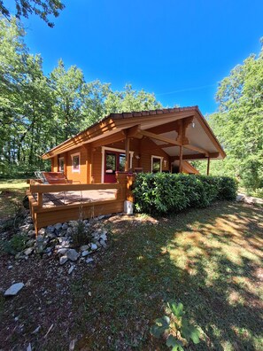 Exterior - VILLAGE VACANCES le Lot. Chalet: Swimming pool, Tennis court, Boules pitch, Children's games. (Mauroux)