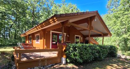 VILLAGE VACANCES le Lot. Chalet : Piscine, Tennis, Boulodrome, Jeux d'enfants.