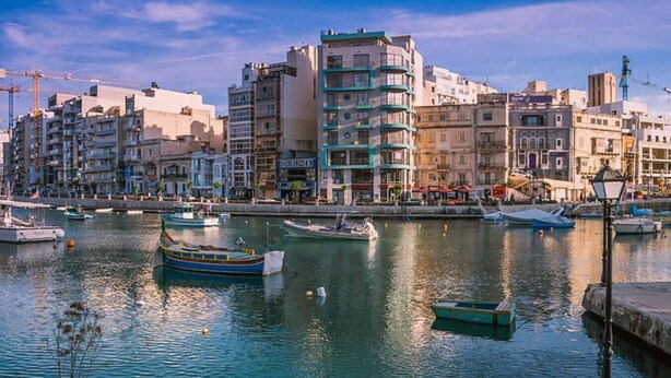 A marina with boats docked, surrounded by multi-story buildings with balconies and shops. - 2BR Penthouse Paradise w/ Jacuzzi & BBQ in Sliema (Sliema)