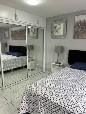 2 bedrooms, iron/ironing board, WiFi, bed sheets - Lovely Elegant 2-bedroom condo with Wi-Fi on vibrant ZONA RIO very secure (Tijuana)