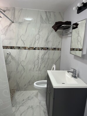 Doccia, asciugacapelli, asciugamani, sapone