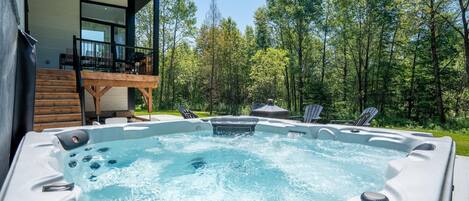Outdoor spa tub