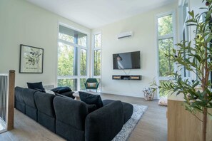 TV, stereo - Spa & Adventure | Chalet Valikas (Weedon)