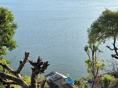 Room or 3-bedroom house in Olomega with WiFi, AC, Lake/Mountain views.