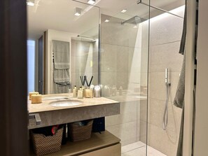 Douche, sèche-cheveux, serviettes fournies, savon