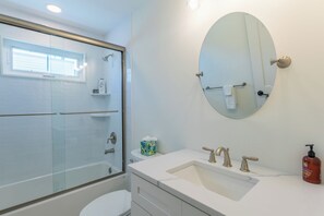 Regadera, toallas, jabón, papel de baño 