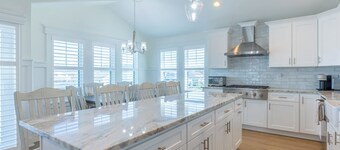 Rooftop Sunsets • Ocean Glimpse • Sleeps 10